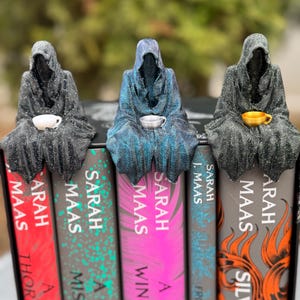 Suriel Sipping Tea Figurine – Mysterious Bookish Decor for Fantasy Lovers & Booktok Fans, ACOTAR Suriel, Spill the tea, ACOTAR gift