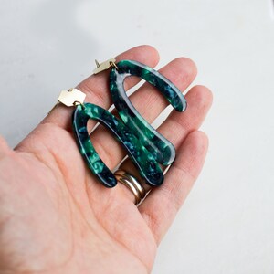 Emerald green statement earrings, u-shaped earrings with gold hexagon image 3