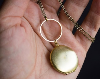 Simple Gold Locket, Circle and Locket Necklace, Keepsake Locket Necklace, Gift for Mother's Day, graduation gift