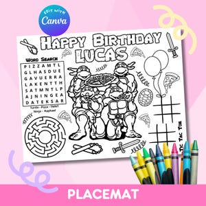 Może przedstawiać: Czarno-biała, drukowana podkładka pod talerz z postaciami z Teenage Mutant Ninja Turtles, krzyżówką, labiryntem i grą w kółko i krzyżyk. Podkładka pod talerz zawiera napis "Happy Birthday Lucas".