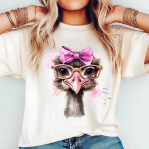 Camiseta divertida de avestruz Comfort Colors®, adorable camiseta de animal con lazo rosa y gafas, camiseta con estampado de pájaro de dibujos animados, un regalo original para amantes de los animales.