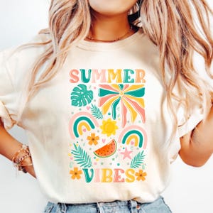 Comfort Colors® Sommer Vibes T-Shirt, buntes Retro Regenbogen Grafik-T-Shirt, lustiges Wassermelonen-Palmen-Sonnen-Shirt, niedliches Sommer-Strand-Shirt