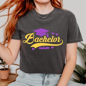 Comfort Colors® Bachelor-Abschluss-T-Shirt, Klasse von 2025-Graduierten-T-Shirt, niedliches Abschlussgeschenk, College-Grad-Shirt, lila Mütze Senior-T-Shirt