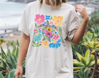 Camiseta colorida con estampado floral de tortuga marina, camiseta de verano para la playa con estampado de tortuga, camiseta bohemia brillante con estampado de tortuga y flores vibrantes.