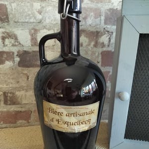 Garrafa de cerveja artesanal francesa Esquelbecq - 2 litros - Perfeita para apreciadores de cerveja - Peça decorativa para casa, pub ou caverna masculina
