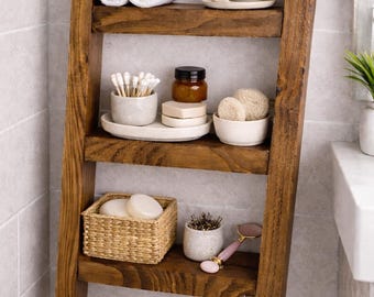 Echelle décorative de salle de bain au charme rustique pour serviettes, savons et accessoires
