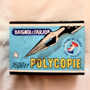 Peut inclure: Une boîte vintage avec un fond bleu clair portant les inscriptions "BAIGNOL & FARJON" et "POLYCOPIE" en jaune. La boîte présente un dessin d'une plume et un emblème de coq.