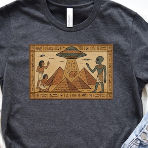 Camiseta Pirâmide dos Antigos Alienígenas – Camiseta Divertida sobre Teorias da Conspiração – Camiseta Unissex Macia Bella + Canvas para Amantes de OVNIs e Nerds de História