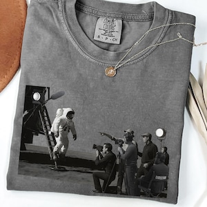 Mond Landung Hoax Shirt - Lustiges Verschwörungsmythen T-Shirt - Astronaut Film Set Grafik T-Shirt - Inszenierte Moonwalk Parodie Shirt für Männer