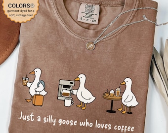 Camiseta "Solo un ganso tonto que ama el café" / Camiseta divertida para amantes del café / Camiseta gráfica de ganso acogedora / Camiseta de regalo para maestros con colores cómodos
