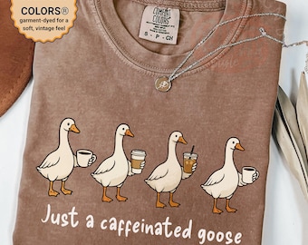 Camiseta "Just a Caffeinated Goose Coffee Comfort Colors" - Divertida camiseta para amantes de los gansos - Bonita camiseta unisex con gansos tomando café, regalo para amigos