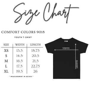 Peut inclure: Un tableau des tailles pour t-shirt de jeunesse Comfort Colors 9018 noir. Le tableau indique les tailles XS &agrave; XL avec les mesures de largeur et de longueur en pouces. Un sch&eacute;ma de t-shirt noir montre les points de mesure de largeur et longueur.