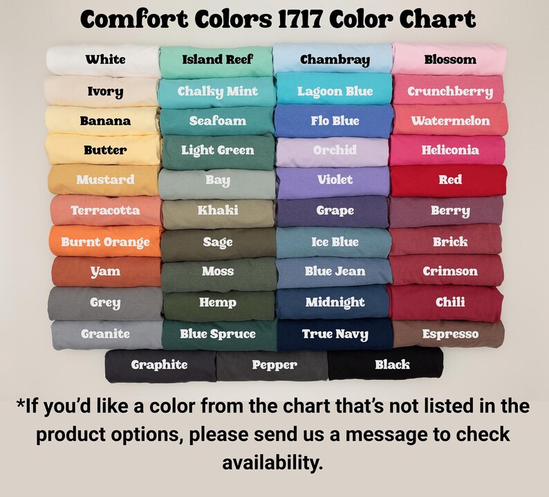 Op de afbeelding: Een kleurenkaart met de titel "Comfort Colors 1717 Color Chart" met een verscheidenheid aan stoffen kleuren. Kleuren zijn onder meer wit, ivoor, banaan, boter, mosterd, terracotta, verbrand oranje, yam, grijs en graniet. De kaart bevat ook tekst: "Als je een kleur uit de tabel wilt die niet in de productopties staat, stuur ons dan een bericht om de beschikbaarheid te controleren."