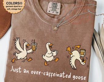 Camiseta "Just an Over-Caffeinated Goose Coffee" - Divertida camiseta para amantes de los gansos - Humor divertido con café, colores cómodos, unisex para amigos