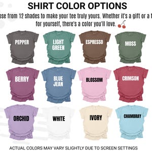 Puede incluir: Imagen que muestra una variedad de opciones de color de camisetas. Se muestran doce colores diferentes de camisetas, incluyendo Pepper, Light Green, Espresso, Moss, Berry, Blue Jean, Blossom, Crimson, Orchid, White, Ivory y Chambray. El texto en la parte superior dice "SHIRT COLOR OPTIONS".