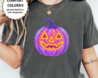 Camisa cómoda de calabaza neón con colores vibrantes: estilo Halloween que brilla en la oscuridad. Camiseta vintage de otoño para mujer.