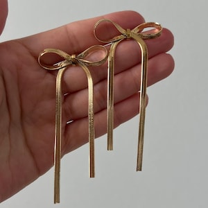 Pendientes colgantes con lazo dorado: elegantes pendientes largos con lazo