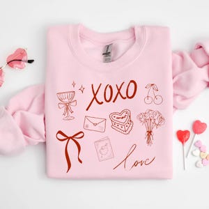 Women's Valentines Day Shirt, Xoxo Tee, Valentine's Day Outfit, Comfort Colors, Gift For Her, XOXO Valentine's Day Sweatshirt & T-Shirt
