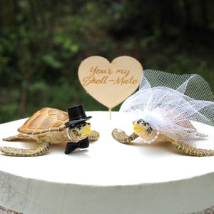 Loggerhead Turtle Cake Topper, Wedding Cake Topper, Destination Wedding, Bride and Groom, Ocean, Animal, Seashore, Beach Cake Topper