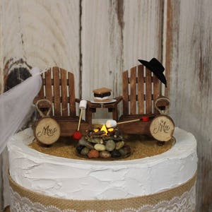 Hochzeitstorte Topper, Camping, Adirondack Chairs, Braut und Bräutigam, beleuchtete Lagerfeuer Hochzeitstorte, Rustikal, Jagd Adirondack Chairs