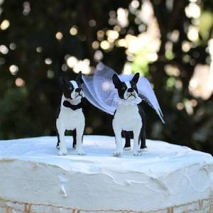Topper na tort weselny z boston terrierem, topper na tort z psem, tort dla pana młodego, topper na tort z najlepszym przyjacielem człowieka, topper na tort ze zwierzęciem, panna młoda i pan młody