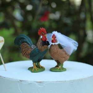 Haan-kip-kip-bruidstaarttopper-bruid-bruidegom-boerderij-dier-meneer-mevrouw-schuur-rustiek-land-uniek-grappig