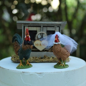 Gallo-Gallina-Pollo-Topper per torta nuziale-Sposa-Sposo-Animale da fattoria-Signore-Signora-Fienile-Rustico-Paese-Unico-Divertente