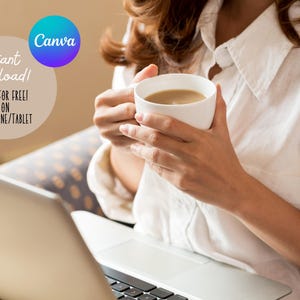 Puede incluir: Una mujer con una camisa blanca se sienta en un escritorio con una computadora port&aacute;til y una taza de caf&eacute;. La computadora port&aacute;til est&aacute; abierta y el teclado es visible. La mujer est&aacute; sosteniendo la taza de caf&eacute; en sus manos. El texto "Canva" y "Descarga instant&aacute;nea! &iexcl;Edita gratis! En PC/Tel&eacute;fono/Tableta" es visible en la imagen.