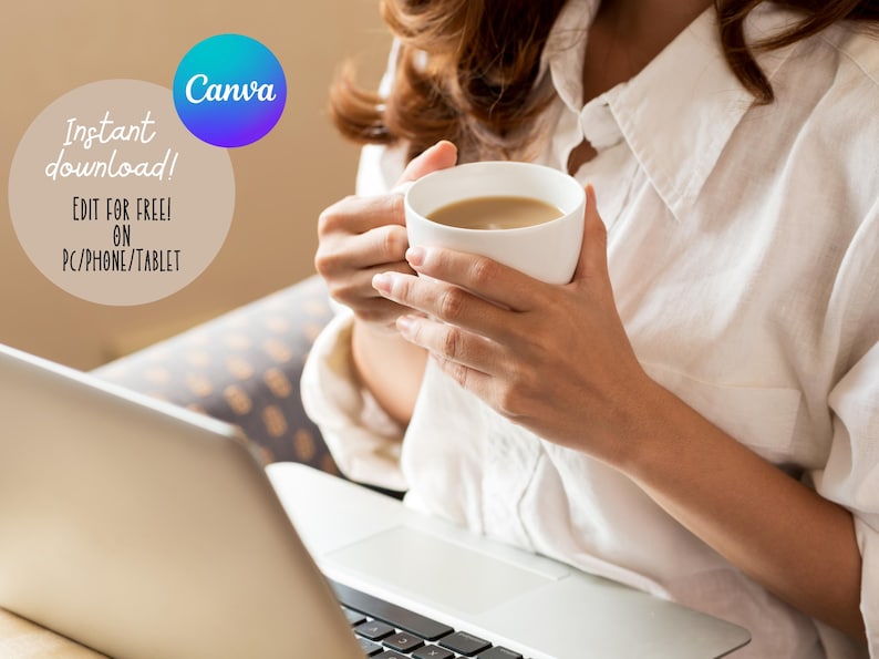 Puede incluir: Una mujer con una camisa blanca se sienta en un escritorio con una computadora port&aacute;til y una taza de caf&eacute;. La computadora port&aacute;til est&aacute; abierta y el teclado es visible. La mujer est&aacute; sosteniendo la taza de caf&eacute; en sus manos. El texto "Canva" y "Descarga instant&aacute;nea! &iexcl;Edita gratis! En PC/Tel&eacute;fono/Tableta" es visible en la imagen.