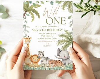 Pode incluir: Um convite de festa de primeiro aniversário com tema de selva em verde e branco com o texto "Wild One" em letras douradas. O convite apresenta uma girafa, uma zebra, um leão, um tigre e um elefante. O texto do convite inclui os detalhes da festa: data, hora, local e informações de RSVP.