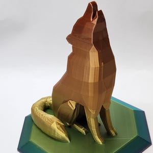 Howling Wolf Low-Poly 3D Printed Statue – Modern Geometric Animal Art for Nature-Inspired Décor