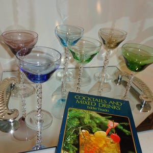Vintage glas gekleurd glas martini-cocktailglazen met lange gedraaide steel (6)-3 ounces, gin, wodka, barwagen styling, handgeblazen, elegant