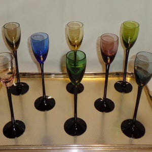 Vintage glazen zwarte steel gekleurde cordial shotglaasjes (8) - 1 ounce, lange steel, handgeblazen, elegant glas, barwagen-styling