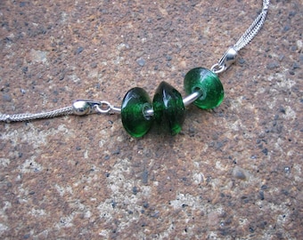 Umweltfreundliche Statement Halskette - Emerald City - Recycled zarte drei Strang Vintage Kette, gebogene Stab und dunkelgrüne Doppelkegel Glasperlen