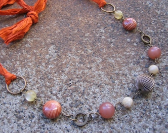 Umweltfreundliche Statement-Halskette mit Seidenband - Gewürzmarkt - Oranges Band aus recycelten Saris, Vintage-Perlen in Messing, Hellbraun & Terrakotta