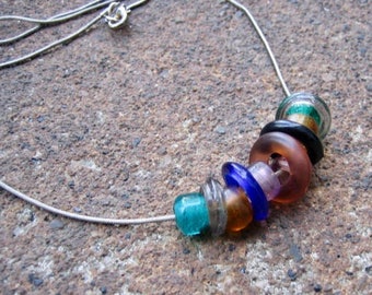 Umweltfreundliche Statement-Halskette - Charisma - Recycled zarte Vintage Schlangenkette & Verschluss mit buntem Glaspony und Reif-Perlen