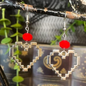 Hartoorbellen met korrels – sieraden voor gamers – 8-bits retro pixelbedeloorbellen – nerdy videogamesieraden