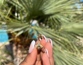 BEE belly bar piercing