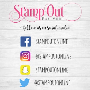 Może przedstawiać: Białe drewniane tło z r&oacute;żowym logo, na kt&oacute;rym widnieje napis "Stamp Out Est. 2001" oraz tekst "follow us on social media". Pod tekstem znajdują się cztery ikony medi&oacute;w społecznościowych z odpowiadającymi im nazwami użytkownik&oacute;w: Facebook: "STAMPOUTONLINE", Instagram: "@STAMPOUTONLINE", Snapchat: "STAMPOUTONLINE" i Twitter: "@STAMPOUTONLINE".