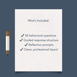Peut inclure: Une feuille de papier blanche avec le texte "What's Included:" et une liste de fonctionnalit&eacute;s, dont 30 questions comportementales, une structure de r&eacute;ponse guid&eacute;e, des invites de r&eacute;flexion et une mise en page &eacute;pur&eacute;e. Un stylo est &agrave; gauche.
