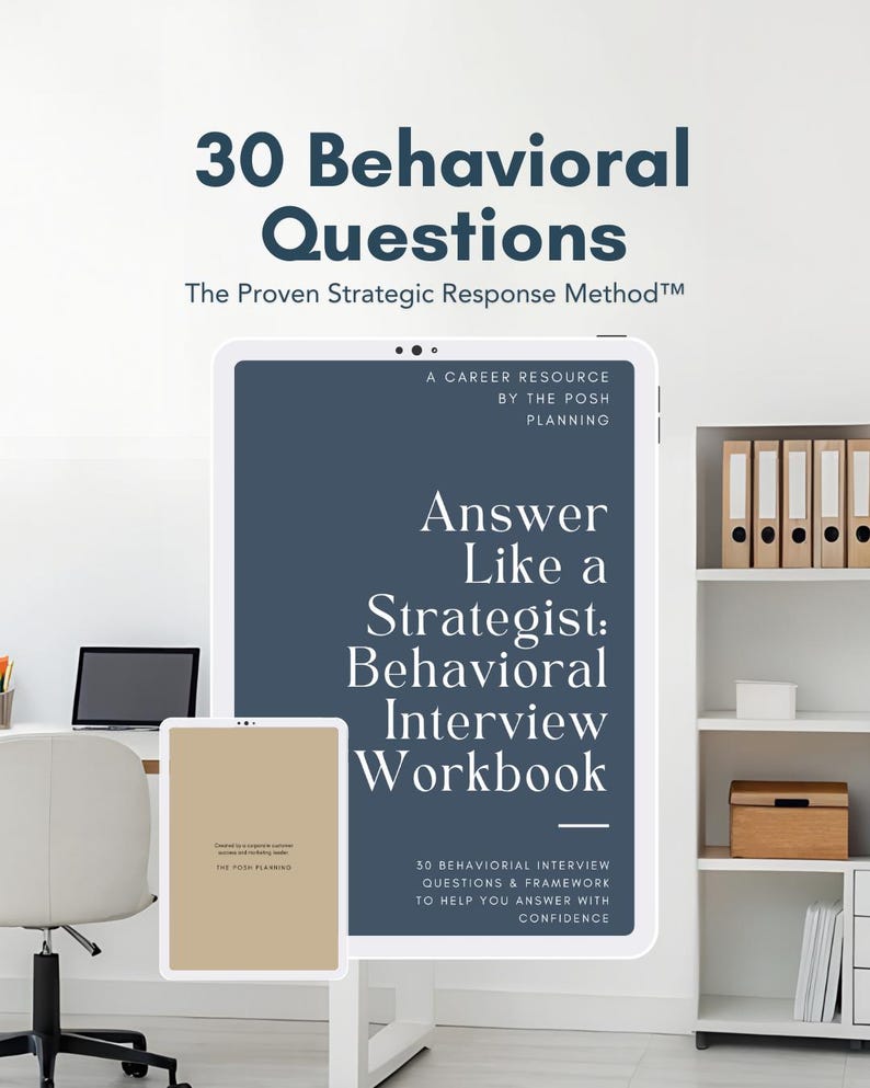Peut inclure: Un manuel num&eacute;rique intitul&eacute; "Answer Like a Strategist: Behavioral Interview Workbook" avec le texte "30 Behavioral Questions". La couverture est bleu fonc&eacute; avec du texte blanc. Une petite tablette beige est &eacute;galement visible.