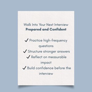 Peut inclure: Une carte blanche avec le texte &laquo;&nbsp;Walk Into Your Next Interview Prepared and Confident&nbsp;&raquo;. Elle &eacute;num&egrave;re des &eacute;tapes telles que la pratique des questions et le renforcement de la confiance. Le fond est bleu clair.