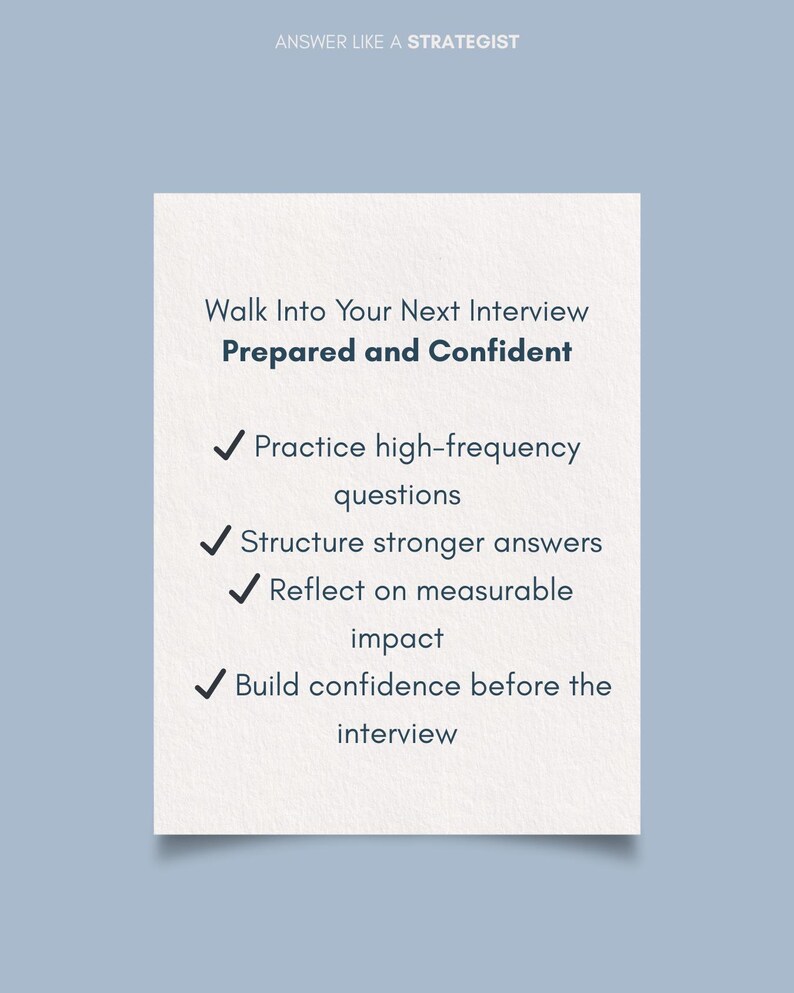 Peut inclure: Une carte blanche avec le texte &laquo;&nbsp;Walk Into Your Next Interview Prepared and Confident&nbsp;&raquo;. Elle &eacute;num&egrave;re des &eacute;tapes telles que la pratique des questions et le renforcement de la confiance. Le fond est bleu clair.