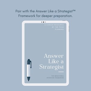Peut inclure: Une tablette num&eacute;rique affiche le texte "Answer Like a Strategist" avec un dessin de stylo. La tablette est blanche sur un fond bleu clair. Le texte "A Career Resource by The Posh Planning" est &eacute;galement visible.