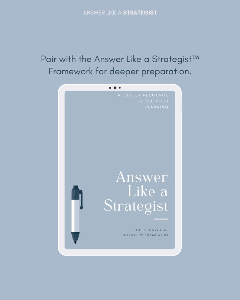 Peut inclure: Une tablette num&eacute;rique affiche le texte "Answer Like a Strategist" avec un dessin de stylo. La tablette est blanche sur un fond bleu clair. Le texte "A Career Resource by The Posh Planning" est &eacute;galement visible.