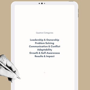 Peut inclure: Une tablette blanche affiche le texte "Recruiter Guided Question Categories" et "Question Categories". Une liste comprend "Leadership & Ownership", "Problem Solving", etc. Une main tient un stylet, pr&ecirc;te &agrave; &eacute;crire sur l'&eacute;cran.