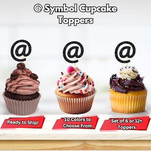 Puede incluir: Tres cupcakes con toppers de cupcake con símbolo "@" de purpurina negra. Los cupcakes están decorados con chispas y glaseado. El texto "Ready to Ship!" está debajo del cupcake de la izquierda, "10 Colors to Choose From" está debajo del cupcake del medio y "Set of 6 or 12+ Toppers" está debajo del cupcake de la derecha.