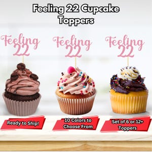 Könnte beinhalten: Rosa glitzernde Cupcake-Topper mit der Aufschrift "Feeling 22". Die Topper sind auf Cupcakes mit verschiedenen Frostings und Streuseln abgebildet. Der Text "Ready to Ship!" befindet sich in der linken unteren Ecke. Der Text "10 Colors to Choose From" befindet sich in der Mitte unten. Der Text "Set of 6 or 12+ Toppers" befindet sich in der rechten unteren Ecke.
