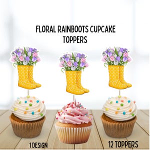 Könnte beinhalten: Cupcake-Dekorationen mit floralen Gummistiefeln. Die Dekorationen zeigen gelbe Gummistiefel mit weißen Punkten, gefüllt mit lila, rosa und weißen Blumen. Die Cupcakes haben weißes und rosa Zuckerguss mit Streuseln. Text: "FLORAL RAINBOOTS CUPCAKE TOPPERS".