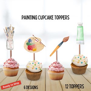 Könnte beinhalten: Cupcakes mit rosa und weißem Zuckerguss, verziert mit bunten Streuseln. Jeder Cupcake hat einen Aufsatz zum Thema Malerei: Pinsel, Palette, Pinsel und eine Farbtube. Text: "PAINTING CUPCAKE TOPPERS".